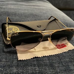 Black ray bans with gold details